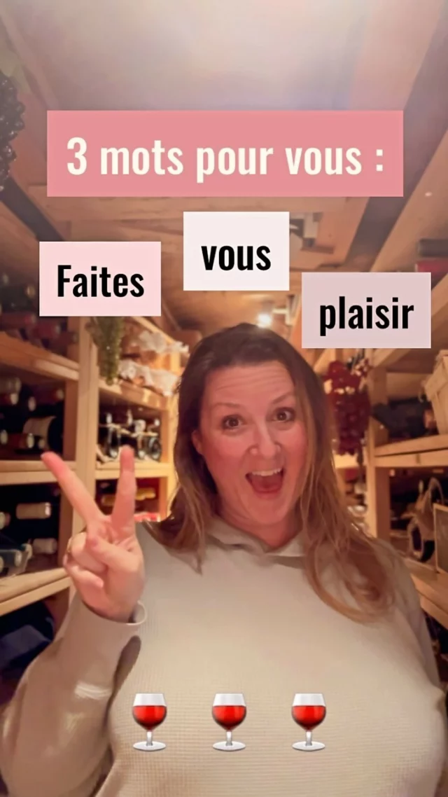 Faites vous plaisir 🍷 
•
Est-ce que c’est pas ça la grande philosophie du vin ? 
•
J’entends souvent les gens me dire : « je n’y connais rien en vin vous savez !», « je ne sais pas reconnaître un bon vin, si ça se trouve j’ai vraiment mauvais goût », « j’ai peur de dire une bêtise sur ce vin »…
•
Mais ce n’est pas ça votre job ma petite dame et mon bon monsieur ! Votre job c’est d’aimer le vin 🍷 et de connaître les styles qui vous plaisent. Les pros sont là pour noter, déguster, décrypter… Mais au fond, c’est vous, les consommateurs qui achetaient le vin.
•
Je lisais ce matin un article sur la mise en place de taxes supplémentaires sur le vin pour raison d’hygiène. La sécurité sociale va être contente. Et c’est très bien de protéger les consommateurs contre tout excès et notamment l’alcoolisme. Mais je ne peux pas m’empêcher de me poser cette question : à force de taper sur le vin, produit hautement culturel (car oui, le vin est une boisson culturelle forte) est-ce que ça ne mène pas à sa destruction. Et après ? 
•
Oui, après il reste quoi ? Des vignes arrachées, des vignerons/vigneronnes au bord du gouffre, des négociants sans vergognes qui achètent des vins tirés bouchés pour quelques centimes le flacon… Et après ? Après il n’y aura plus rien. Ca sera le vide comme la cave de l’Elysée... 
•
J’ai eu le privilège de dîner avec l’ex Ambassadeur du Japon. Là-bas il y a une tout autre vision du saké. M. l’Ambassadeur m’a dit qu’à tous les dîners qu’il avait organisé, il y avait eu du saké. Il y a même des campagnes de pub pour relancer la consommation car le saké était entrain de tomber dans l’oubli.
•
Quand j’entends parler du « Bordeaux Blend » aux USA, de pays qui s’arrachent no winemakers, des bouteilles copiées… Je me dis qu’on est franchement con ! 
•
C’était mon coup de gueule mais que cela ne vous prive pas d’ouvrir une bonne bouteille. Même si d’après la loi Evin, je n’ai pas le droit de vous le dire comme ça. Alors, faites vous plaisir. 
•
•
•
#wine #winelover #winetasting #wineeducationweek #sommelière #vin #chloeandwines #winereels #humour #wineoclock #coupdegueule #bordeaux
•
L’abus d’alcool est dangereux pour la santé. A consommer avec modération.