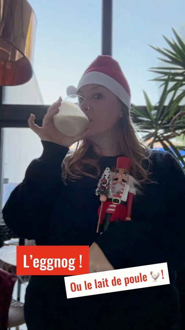 Eggnog 🥚🎄
•
Une fois n’est pas coutume, je vous partage ma recette (oui, oui, la mienne !) du lait de poule 🐔 ! Pour tout les fans de rhum, c’est THE Christmas Cocktail à siroter (avec modération) au coin du feu 🔥 ou juste pour le plaisir en attendant Papa Noël ! 
•
Accrochez vous, la recette est so simple but so delicious : 3 œufs, du lait (demi écrémé mais les plus gourmands peuvent faire un mix lait entier et crème), du sucre, des épices (mon twist c’est la cardamome, parfois je mets du clou de girofle aussi, un bâton de cannelle et une gousse de vanille de Tahiti) et mon second twist c’est le zeste d’orange (bio de préférence). 
•
Vous blanchissez les jaunes d’œuf avec le sucre pour que ça mousse 🫧 ! En attendant vous chauffez à feu doux le lait, les épices et les 2 zestes d’orange. Puis vous rajoutez, en remuant avec un fouet, la préparation d’œuf. Vous retirez du feu tout en continuant de remuer puis vous réserver au froid au moins 2h pour que la préparation s’épaississe. Vous servez froid ou tiède avec un zeste d’orange… Et surtout, surtout, surtout, vous n’oubliez pas de rajouter le rhum (je le mets en dernier) : la quantité est à votre discrétion. 
•
Yep, l’eggnog c’est un parfum d’hiver, gourmand, crémeux, réconfortant. N’oubliez pas quand même que l’abus d’alcool est dangereux pour la santé. A consommer avec modération ! 
•
•
•
#eggnog #eggnoglatte #eggnogrecipe #eggnogg #laitdepoule #laitdepoule🎄⛄ #cocktail #christmascocktails #christmascocktail #rhum #rum #ron #cocktailrhum #christmas #noel #cocktaildenoel #cocktailhour #cocktaildhiver #chloeandwines #recette #recettelaitdepoule #recettecocktail #oeuf #emulsion #hiver #alcool