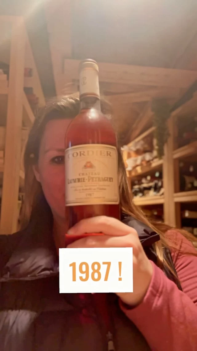 « ME »-LLESIME
•
1987 c’est mon millésime et c’est pas ouffissime ! 
•
Je suis née le 9 février 1987 à Bordeaux… Oui, je suis Made in Bordeaux 🍷 et donc Verseau ♒️ (ascendant lion ♌️ pour ceux qui veulent tout savoir). 
•
Je n’ai pas vécu longtemps à Bordeaux car mon père était médecin militaire (Santé Navale et tout ! Ouip, pas peu fière !). Je suis revenue à mes racines pour mes études supérieures mais je n’en dis pas plus. Il faudra un peu de patience.
•
J’ai quelques 1987 en cave. Le millésime n’était pas extra sauf pour certaines appellations et pour certaines propriétés. Les Sauternes ne sont pas mal. Ce @chateaulafauriepeyraguey a une super couleur et j’ai déjà eu l’occasion d’ouvrir une bouteille. Léger mais toujours sucré, il a des notes de fruits confits et d’épices douces. Parfait pour un dessert aux fruits pas trop sucré… 
•
Et vous, c’est quoi votre millésime ? 
•
•
•
#millesime #vintage #1987 #1987whenthedaycomes #birthday #birth #naissance #anniversaire #datedanniversaire #chloeandwines #ledebut #meconnaitre #decouvrir #wine #winelover #winetasting #winewinewine #wineoclock #wineoftheday #vin #vindebordeaux #madeinbordeaux #madeinbordeaux🇫🇷 #french #sauternes #lafauriepeyraguey #chateaulafauriepeyraguey 
•
L’abus d’alcool est dangereux pour la santé. A consommer avec modération.